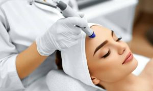Bagaimana Perawatan Mikrodermabrasi Dalam Merawat Kulit?