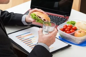 Diet untuk Pekerja Kantoran: Solusi Sehat Ngemil di Balik Meja Kerja